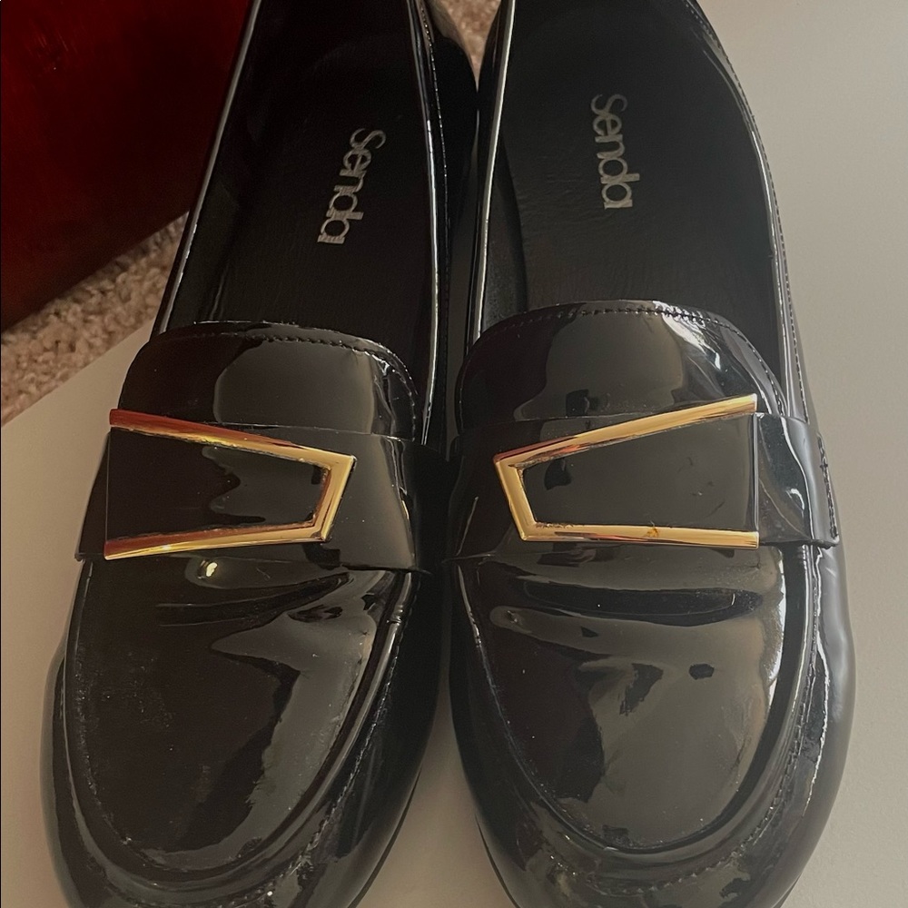 Womens brand new size 8.5 black leather loafer w gold buckle embellishment